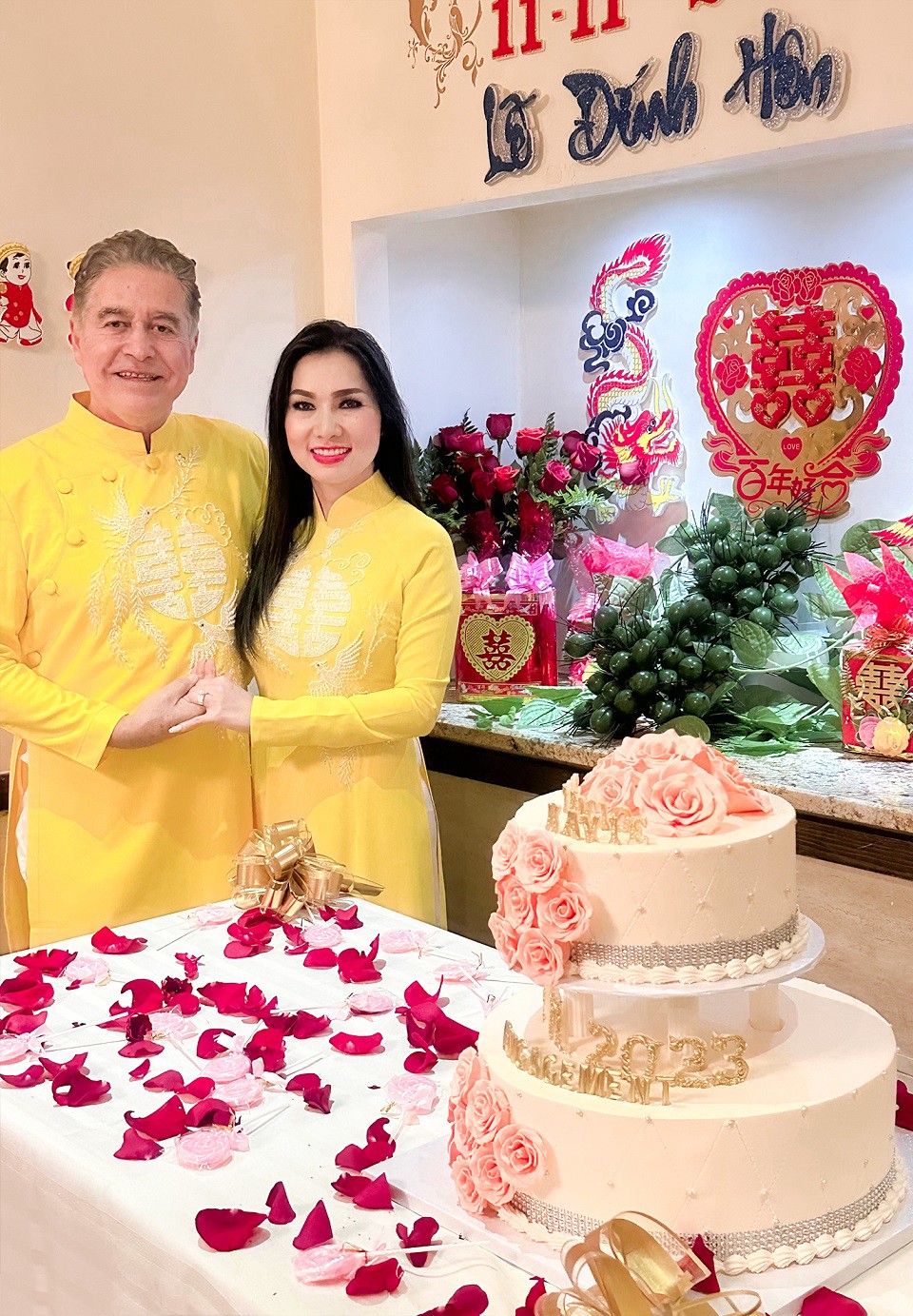 Kavie Trần và&nbsp;CEO Patricio Northland diện áo dài truyền thống trong lễ đính hôn.