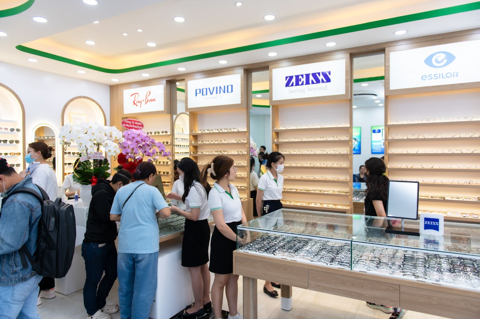 Mắt kính Tâm Đức đa dạng các dòng sản phẩm: tròng kính, gọng kính, kính mát