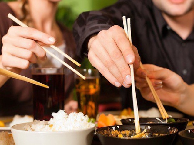 Ẩm thực - 4 kiểu người không nên ăn chung, 3 điều nên và 6 điều đừng nói trên bàn ăn