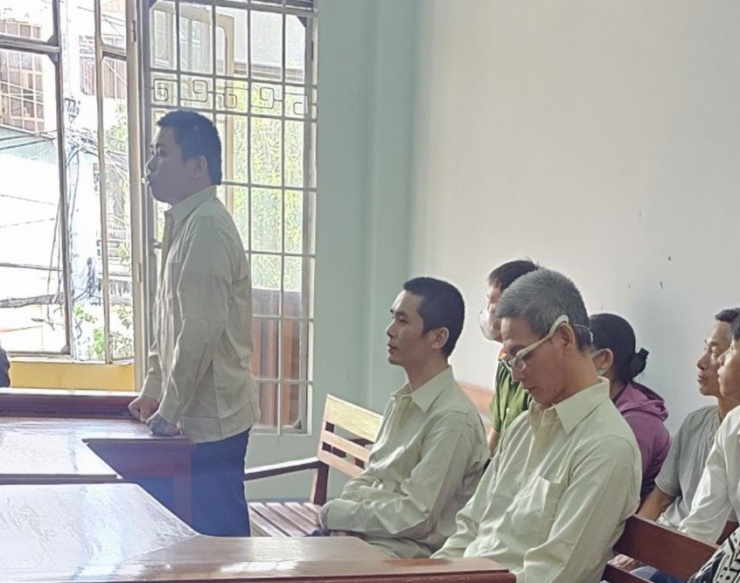 Các bị cáo tại phiên xét xử ngày 17-11. Ảnh: SONG MAI