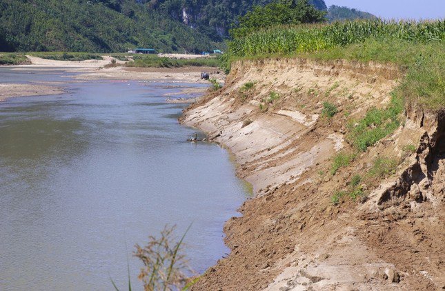 Khu vực sông Chảy, đoạn qua xã Minh Chuẩn đang chuẩn bị xây dựng thủy điện khiến dòng chảy thay đổi.