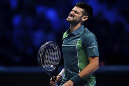 Djokovic nức nở khen đối thủ, Sinner “cứu“ Nole có vé bán kết ATP Finals