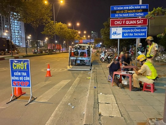 Đội CSGT - Trật tự Công an TP Thủ Đức phối hợp Đội CSGT Cát Lái "thổi cồn" tại giao lộ Mai Chí Thọ - Lương Định Của
