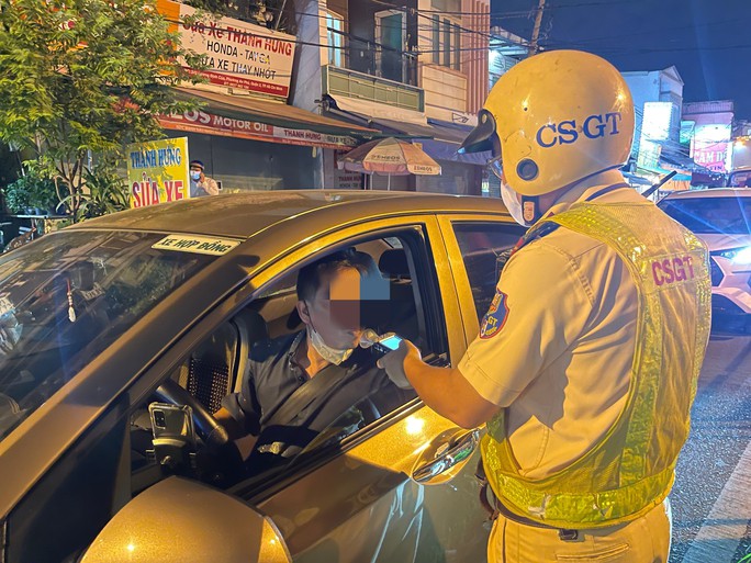 Nếu không phát hiện vi phạm thì hướng dẫn cho tài xế tiếp tục hành trình. Trường hợp phát hiện vi phạm về nồng độ cồn, CSGT sẽ yêu cầu tài xế đưa xe vào khu vực xử lý. 