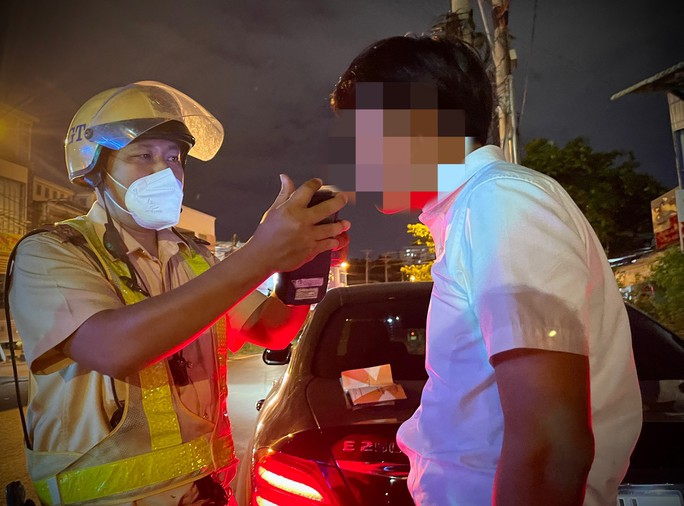 Tổng giám đốc một công ty xây dựng tại TP HCM nói kết quả nồng độ cồn này là "dư âm" của lần tiếp khách vào trưa cùng ngày.