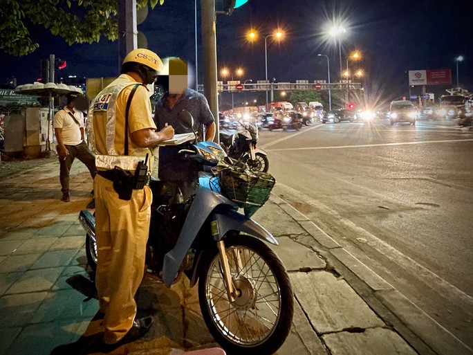 Nhiều người lái xe máy có kết quả đo nồng độ cồn vượt xa mức cao nhất của khung vi phạm