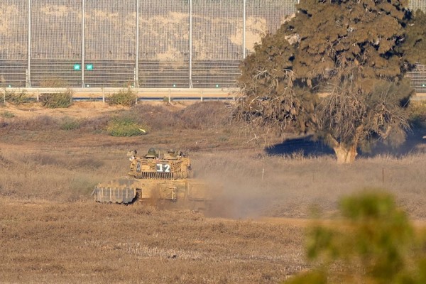 Xe tăng Merkava của quân đội Israel xuất hiện gần Dải Gaza. Ảnh: Reuters