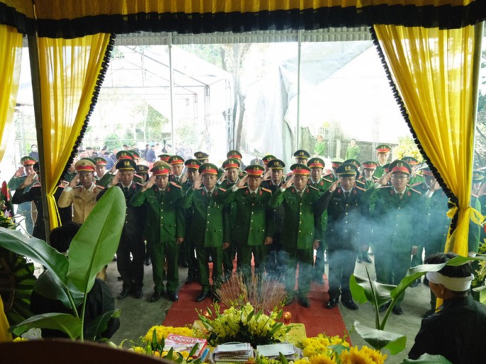 Đồng đội thắp nén nhanh tiễn đưa Đại úy Trần Trung Hiếu (Ảnh Công an Hà Tĩnh)
