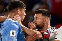 Messi bóp cổ sao Uruguay vẫn thoát thẻ, giáo huấn đối thủ
