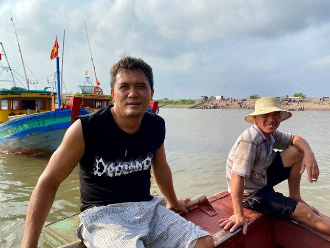 Anh Mai Văn Dũng (43 tuổi, xã Giao Long), chủ một con thuyền công suất 420CV chia sẻ: “Công việc phụ thuộc vào thời tiết, mùa vụ, tháng nào thuận lợi thuyền sẽ đi đánh bắt được 22 - 25 ngày, còn sóng gió chỉ được hơn 10 ngày. Lượng hải sản khai thác được mỗi chuyến giao động từ 5 - 10 triệu đồng, chi phí hết khoảng 2,5 - 3 triệu đồng/chuyến”.