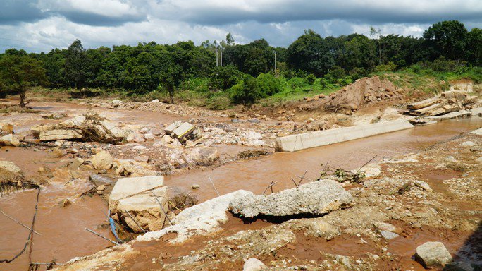 Công trình này chỉ được thi công đến hết tháng 6, trước mùa mưa bão nhưng vẫn được kéo dài đến tháng 9