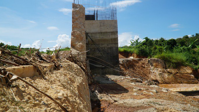 Thời điểm xảy ra sự cố, bức tường bê-tông chưa đạt được cường độ chịu lực