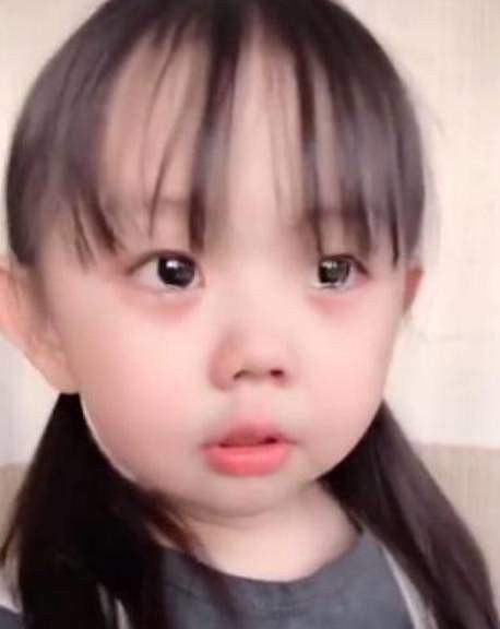 Cô bé khóc cầu xin mẹ cho được ngủ với bố.