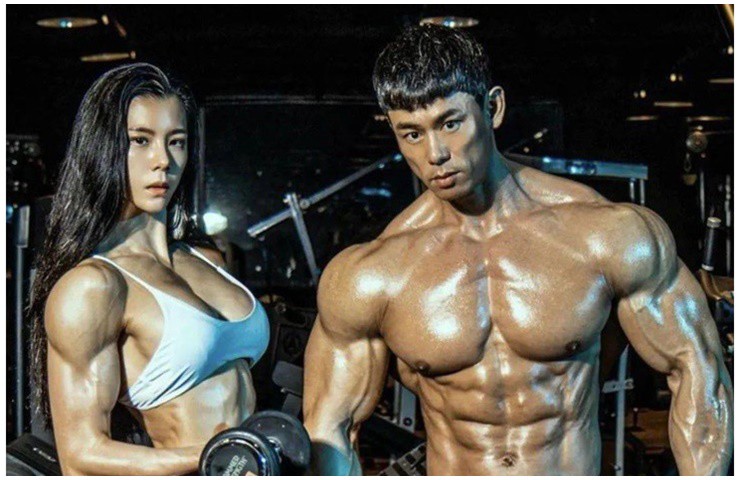 Cặp đôi gây sốt mạng xã hội khi khoe 6 múi săn chắc, ai nấy đều thuộc hàng siêu phẩm.
