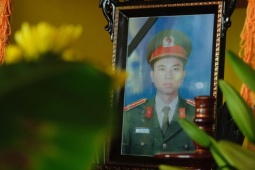 Pháp luật - Truy tặng Huy hiệu Tuổi trẻ dũng cảm cho Đại uý Trần Trung Hiếu