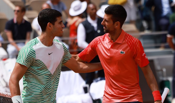 Alcaraz (trái) hào hứng trong lần thứ 5 chạm trán "tượng đài" tennis Djokovic (phải)