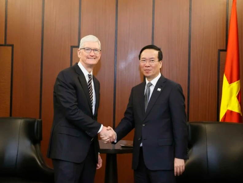 Chủ tịch nước Võ Văn Thưởng (trái) và CEO Apple - Tim Cook (phải).