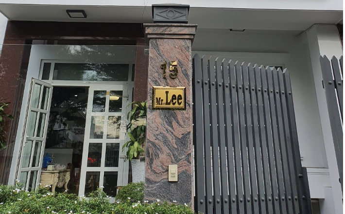 Căn nhà treo biển hiệu “Mr Lee” được sử dụng để hành nghề khám bệnh, chữa bệnh trái phép (ảnh Sở Y tế)