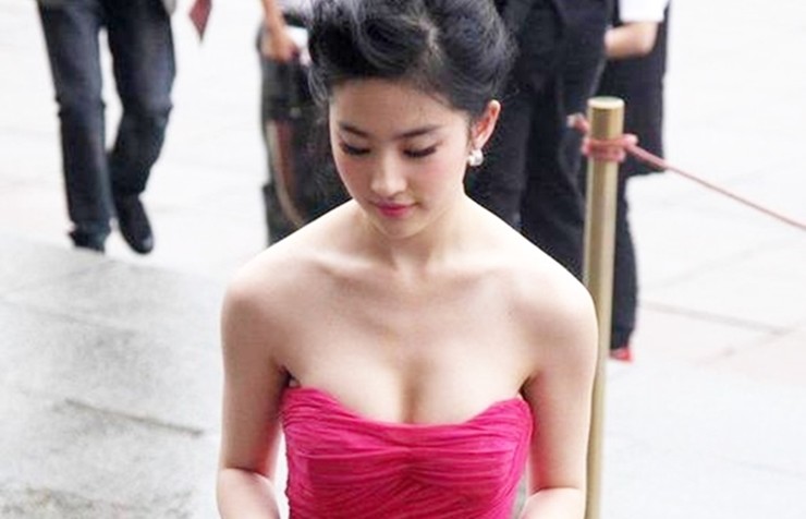 Lưu Diệc Phi luôn nổi bật tại mọi sự kiện mà cô xuất hiện nhờ những mẫu váy tôn dáng.
