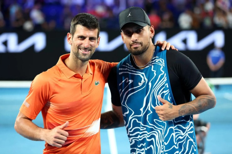 Djokovic được Kyrgios (phải) khen là "Người ngoài hành tinh"
