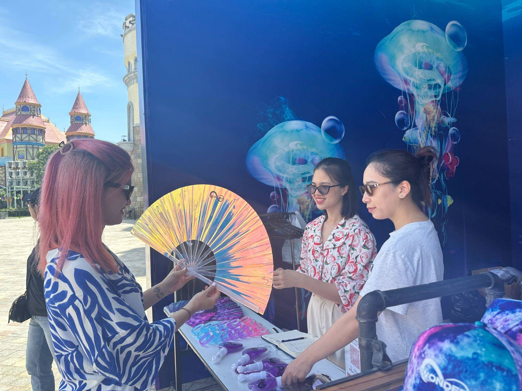 Thỏa sức mua sắm những món đồ thời thượng mang đậm dấu ấn 8Wonder