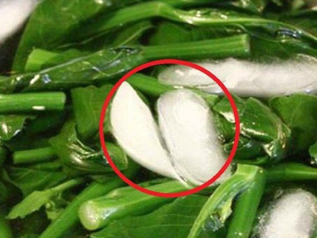 Ẩm thực - Bỏ 2 viên đá vào rau luộc: Bất ngờ nâng tầm món ăn "ngon số 1"