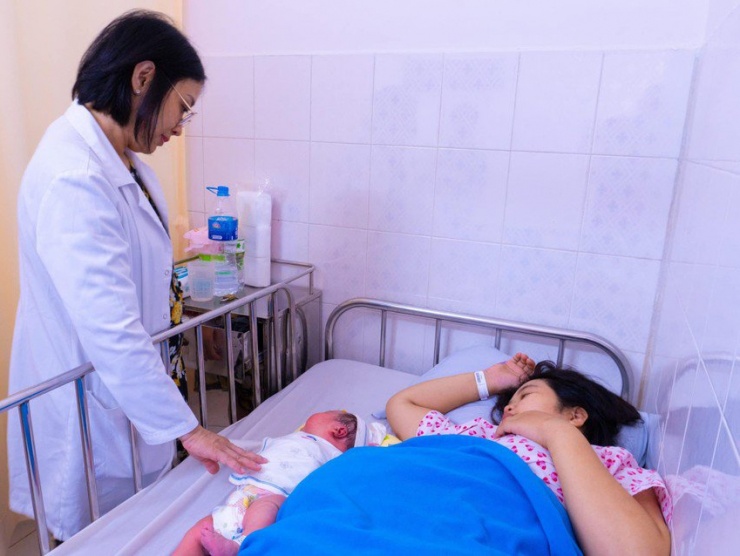 Bác sĩ theo dõi sức khỏe hai mẹ con tại khoa Hậu sản BV Hùng Vương. Ảnh: BVCC
