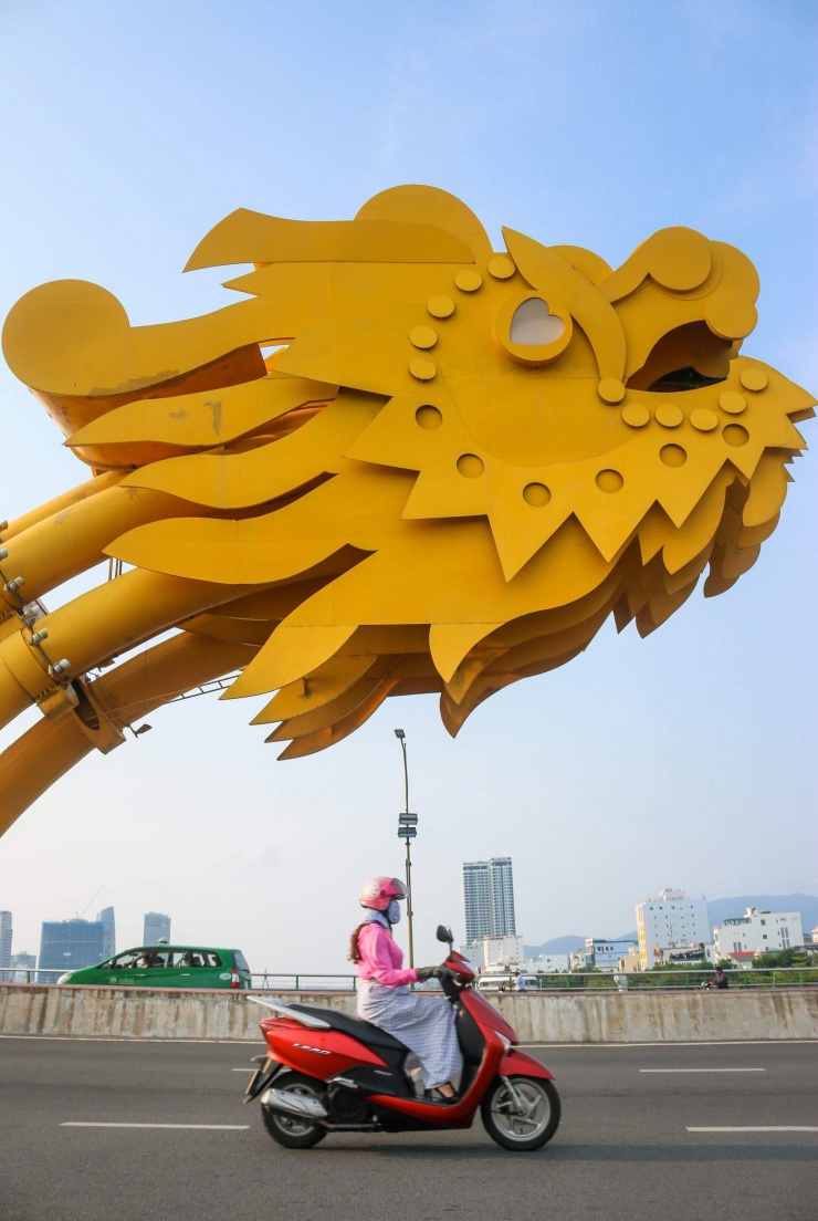 “Thành phố của những cây cầu”, Đà Nẵng, là điểm đến bên bờ biển của thế kỷ 21, nối liền với các trung tâm thương mại cổ xưa và các trung tâm hoàng gia. 