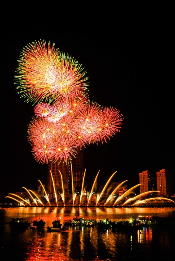 Lễ hội Pháo hoa Quốc tế Đà Nẵng là một sự kiện nổi tiếng ở thành phố miền trung Việt Nam này - các điểm du lịch khác, như các món ăn đặc trưng của địa phương, được phục vụ quanh năm.