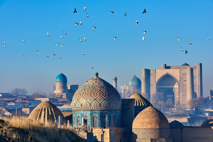 Samarkand là một trong bốn thành phố ở Uzbekistan được hưởng lợi từ mối quan tâm mới đến Con đường Tơ lụa, với Afrosiyob, mạng lưới đường sắt cao tốc mới nối các tòa tháp và mái ngói màu xanh ngọc lam với thủ đô Tashkent của đất nước và hơn thế nữa. Các tuyến đường đến Khiva, thủ đô du lịch của thế giới Hồi giáo vào năm 2024, sẽ được đưa vào hoạt động vào năm tới.