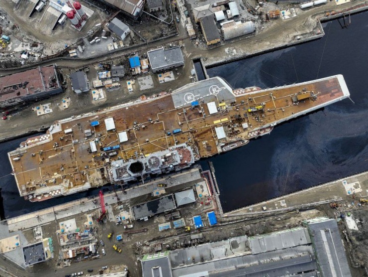 Tàu sân bay Đô đốc Kuznetsov của Nga được kéo tới nhà máy đóng tàu Hải đội 35 ở TP Murmansk để bảo trì và sửa chữa tháng 5-2020. Ảnh: Getty Images