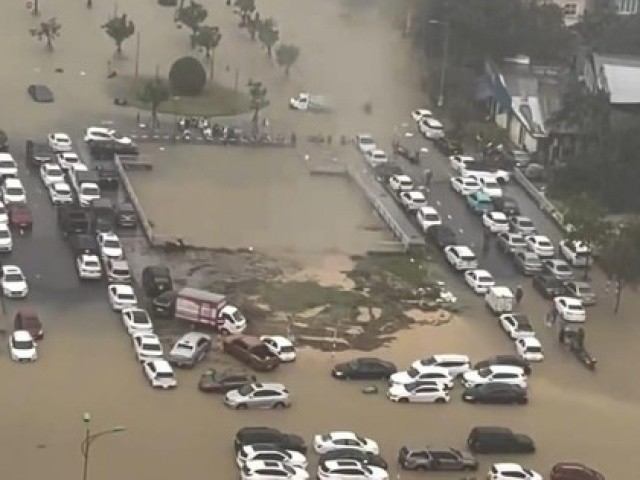 CLIP: Hơn 500 ôtô tại Huế ngập trong lũ lụt