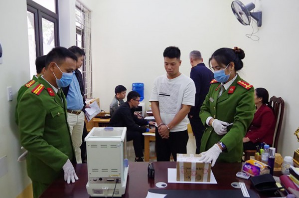 Lực lượng chức năng tiến hành cân số ma tuý thu giữ tại nhà Đỗ Văn Kiên.