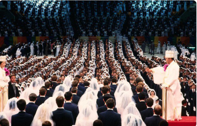 Giáo chủ Sun Myung Moon chủ trì đám cưới tập thể của 2.000 cặp đôi tại thành phố New York (Mỹ) năm 1998
