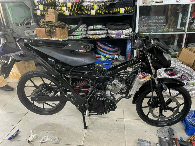 Xe máy được yêu cầu độ chế thành kiểu dáng quái dị như: lắp bánh nhỏ, kéo dài yên xe, lắp két nước làm mát, ống giảm thanh titan