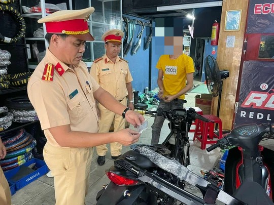 Thượng tá Phạm Hồng Hải, Phó Phòng CSGT Công an TP Đà Nẵng kiểm tra các cơ sở độ chế xe máy