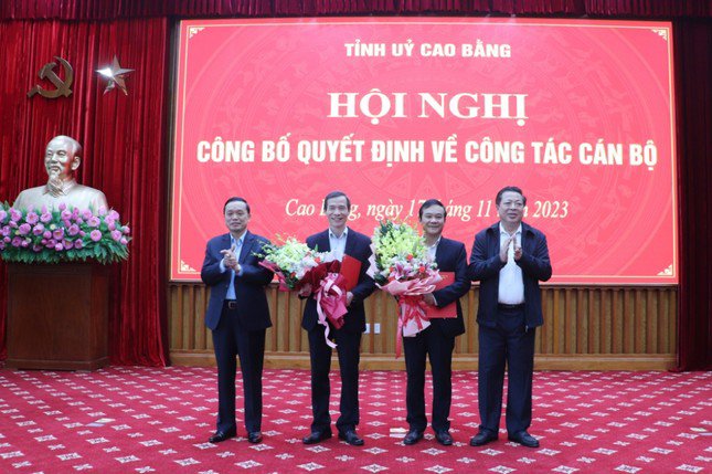 Lãnh đạo tỉnh Cao Bằng trao quyết định, tặng hoa chúc mừng 2 đồng chí được luân chuyển, bổ nhiệm.