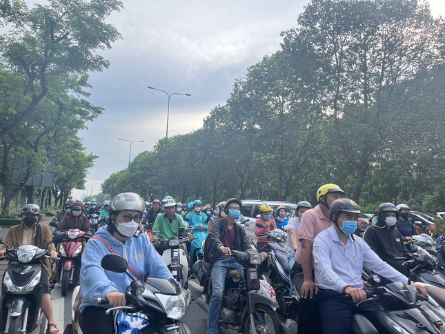 Người dân di chuyển trong thời tiết mờ sương trên đường Mai Chí Thọ (TP Thủ Đức, TPHCM). Ảnh: Nhàn Lê.