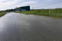 Tin tức trong ngày - CLIP: Tuyến đường dài gần 3 km đầu tư hàng trăm tỉ đồng biến thành "kênh"