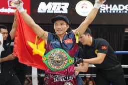 Thể thao - Minh Phát giành đai Muay thế giới lịch sử, tung đòn gối bay khiến đối thủ đo sàn