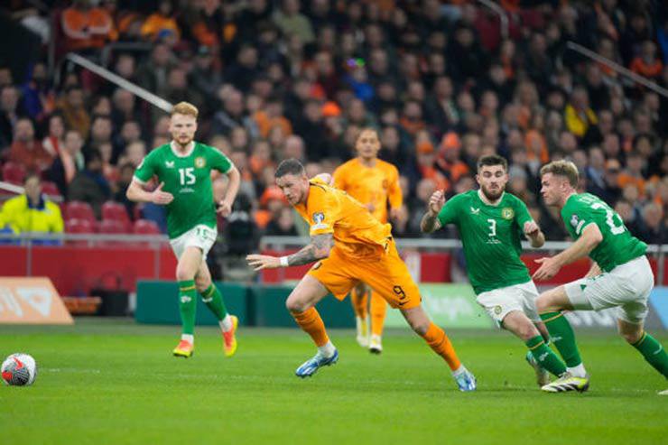 Weghorst xoay người loại bỏ 2 cầu thủ Ireland ở giữa sân trước khi ghi bàn mở tỷ số cho Hà Lan