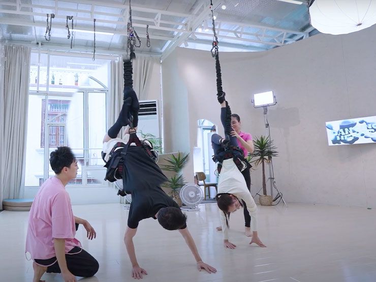 Còn Kaity Nguyễn cũng toát mồ hôi vì ngay từ những bước nhảy đầu tiên của Bungee Dance, nữ diễn viên lẫn S.T đều cảm thấy khó đến mức không biết làm cách nào để tiếp tục.