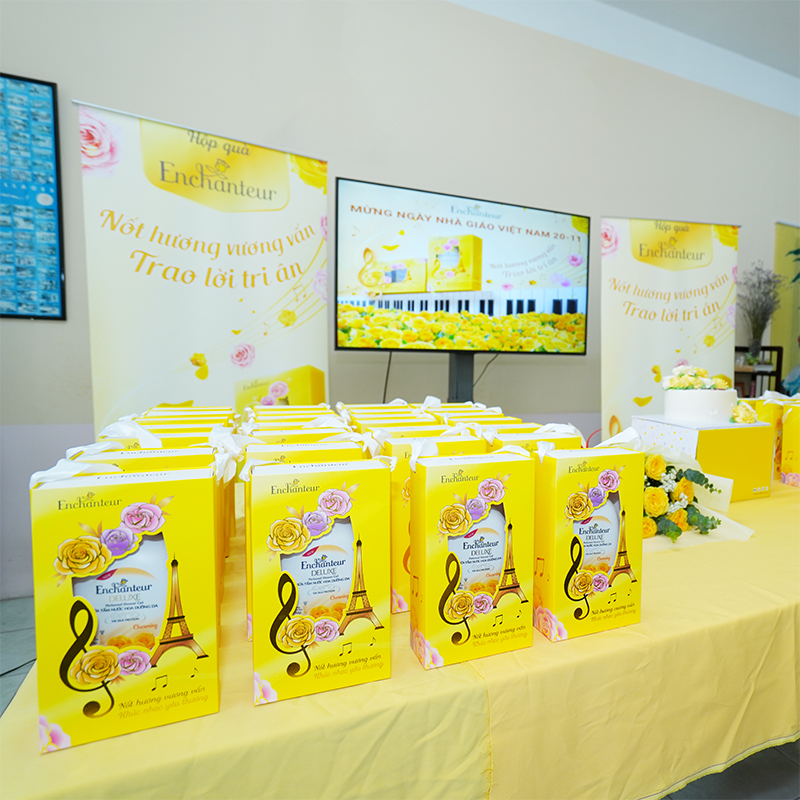 Sữa tắm nước hoa dưỡng da Enchanteur Deluxe chứa Silk Protein và Amino Acid giúp tăng gấp đôi khả năng dưỡng ẩm cho làn da mềm mịn thật lâu sau khi tắm.