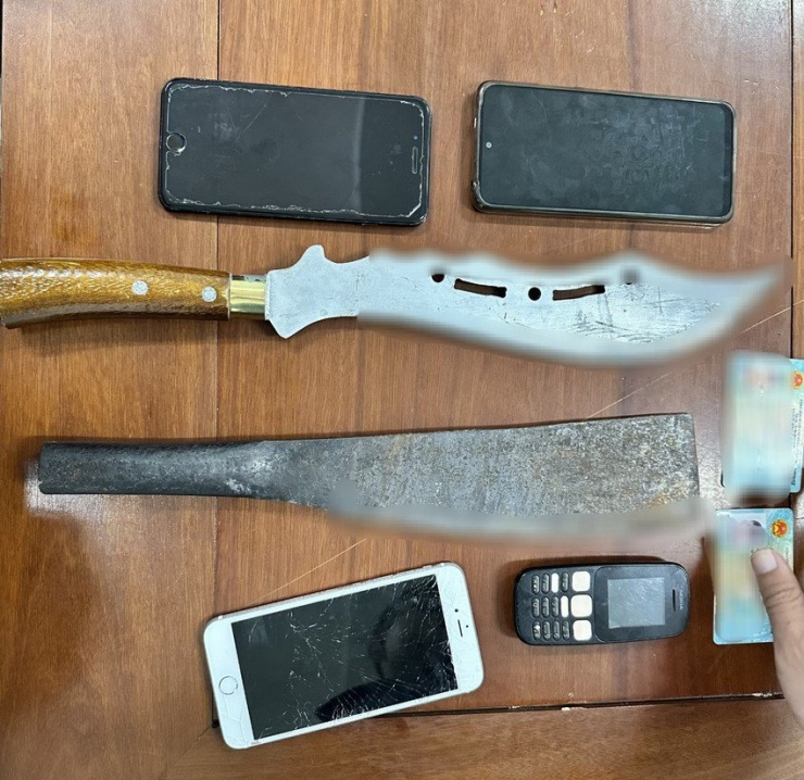 Hai con dao cùng bốn điện thoại di động bị công an tạm giữ. Ảnh: CA.