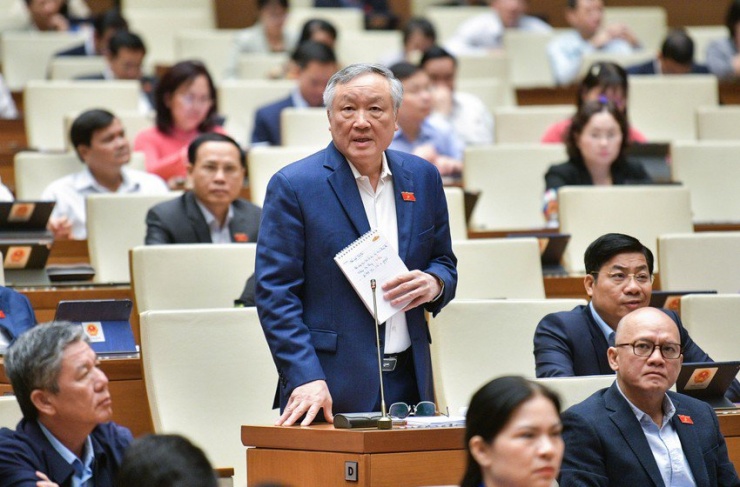 Chánh án TAND Tối cao Nguyễn Hoà Bình làm rõ vấn đề đại biểu nêu. Ảnh: QH
