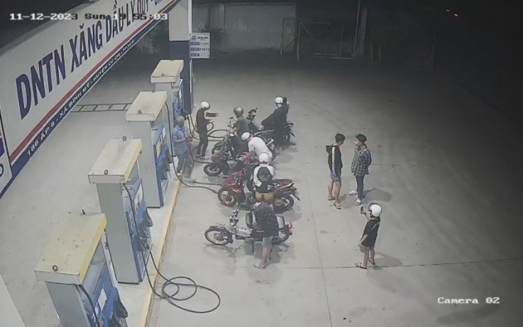 Hình ảnh nhóm thiếu niên chuẩn bị đi cướp tài sản tại một cây xăng. Ảnh cắt từ clip
