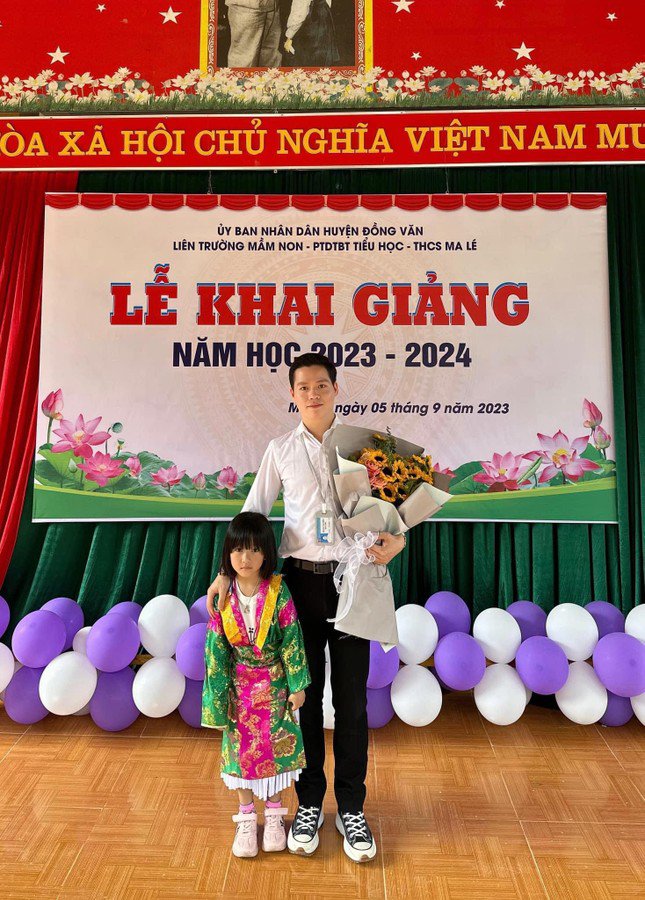 Thầy giáo Hoàng Diễm cùng học sinh tại trường PTDTBT TH Ma Lé, Đồng Văn, Hà Giang.
