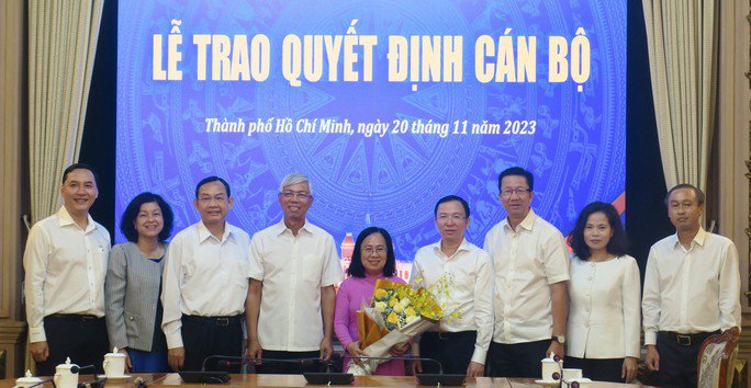 Lãnh đạo UBND TP HCM chúc mừng bà Đinh Thị Thanh Thủy nhận nhiệm vụ mới