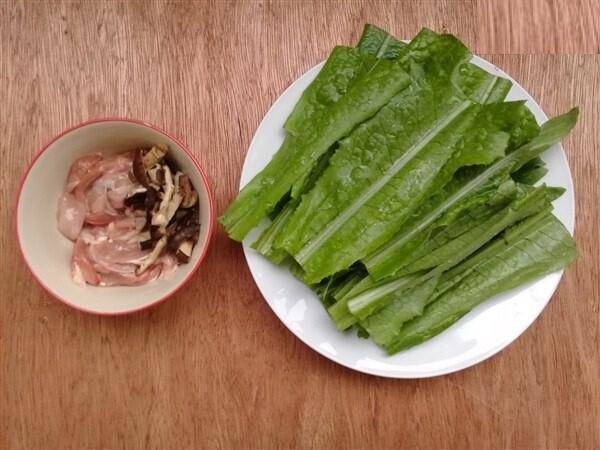 Rau diếp thơm xào gà nấm