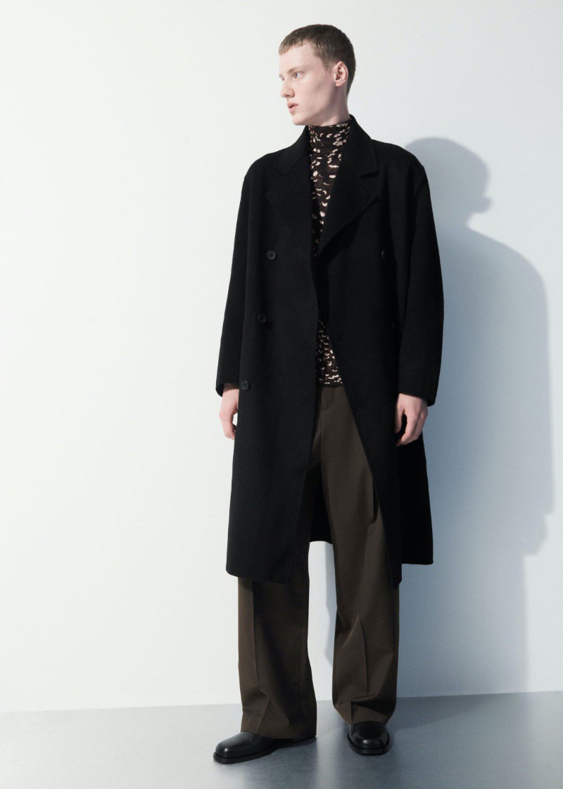 Hãy sử dụng chiếc áo cổ lọ có họa tiết để tăng thêm nét cá tính cho vẻ ngoài có màu sắc trung tính. 